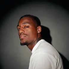 Sncrを聴いたり、ミュージックビデオを鑑賞したり、経歴やツアー日程などを確認したりしましょう！