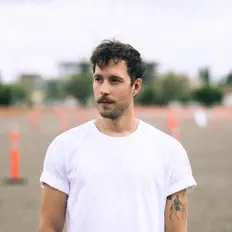 聆聽 Brayden Bell、觀看音樂影片、閱讀小傳、查看巡演日期等！