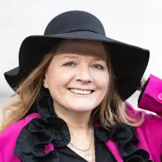 Bettina Henrichを聴いたり、ミュージックビデオを鑑賞したり、経歴やツアー日程などを確認したりしましょう！