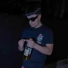 Poslechněte si interpreta King Benz, sledujte hudební videa, přečtěte si životopis, podívejte se na data turné a další informace.