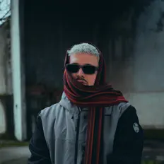 Ascolta İhtiyar, guarda video musicali, leggi la biografia, vedi le date del tour & altro!