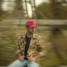 Poslechněte si interpreta Brooks Hoffman, sledujte hudební videa, přečtěte si životopis, podívejte se na data turné a další informace.