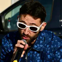 Écoutez undefined, regardez des vidéoclips, lisez la biographie, consultez les dates de tournée et plus encore !