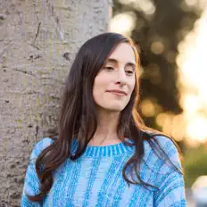 聆聽 Auni、觀看音樂影片、閱讀小傳、查看巡演日期等！