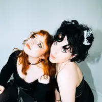 Hör dir undefined an, schau dir Musikvideos an, lies die Biografie, finde Tourdaten und mehr!