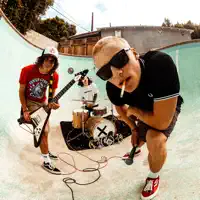 Hör dir undefined an, schau dir Musikvideos an, lies die Biografie, finde Tourdaten und mehr!