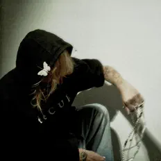 Poslechněte si interpreta es.cher, sledujte hudební videa, přečtěte si životopis, podívejte se na data turné a další informace.