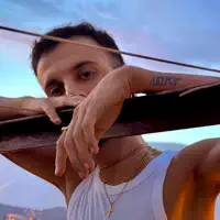 Escucha a undefined, mira videos musicales, lee su biografía, consulta las fechas de las gira y más.