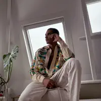 聆聽 undefined、觀看音樂影片、閱讀小傳、查看巡演日期等！