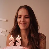 Poslechněte si interpreta undefined, sledujte hudební videa, přečtěte si životopis, podívejte se na data turné a další informace.