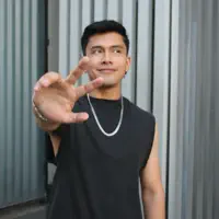 Escucha a undefined, mira videos musicales, lee su biografía, consulta las fechas de las gira y más.