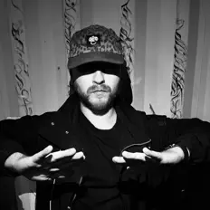 Escucha a Molox, mira videos musicales, lee su biografía, consulta las fechas de las gira y más.