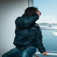 Hör dir Lovesick an, schau dir Musikvideos an, lies die Biografie, finde Tourdaten und mehr!