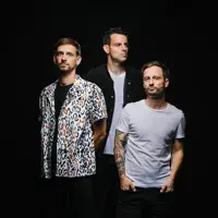 Poslechněte si interpreta undefined, sledujte hudební videa, přečtěte si životopis, podívejte se na data turné a další informace.