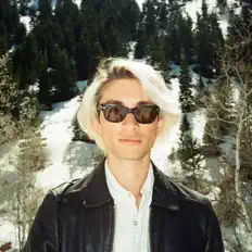 聆聽 Drive Thru、觀看音樂影片、閱讀小傳、查看巡演日期等！