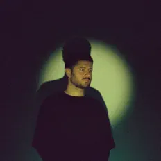 A Strange Wedding सुनें, म्यूज़िक वीडियो देखें, बायो पढ़ें, दौरे की तारीखें और बहुत कुछ देखें!