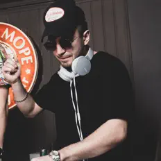 收听 Foxsen、观看音乐视频、阅读小传、查看巡演日期等 ！