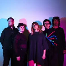 Aerialistsを聴いたり、ミュージックビデオを鑑賞したり、経歴やツアー日程などを確認したりしましょう！