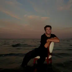 Shevyを聴いたり、ミュージックビデオを鑑賞したり、経歴やツアー日程などを確認したりしましょう！