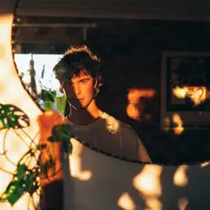 聆聽 Aren't、觀看音樂影片、閱讀小傳、查看巡演日期等！