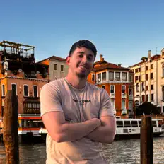 Poslechněte si interpreta DJ Breezo, sledujte hudební videa, přečtěte si životopis, podívejte se na data turné a další informace.