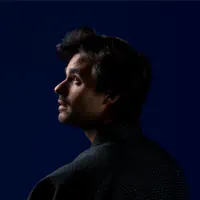 聆聽 undefined、觀看音樂影片、閱讀小傳、查看巡演日期等！