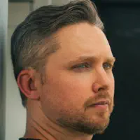 聆聽 undefined、觀看音樂影片、閱讀小傳、查看巡演日期等！