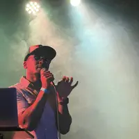 聆聽 undefined、觀看音樂影片、閱讀小傳、查看巡演日期等！