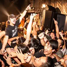 Dengarkan TRUE FIGHT, tonton video musik, baca bio, lihat tanggal tur & lainnya!