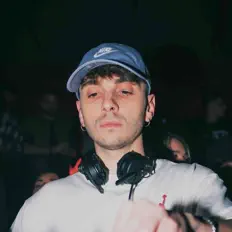 Poslechněte si interpreta Rastiello, sledujte hudební videa, přečtěte si životopis, podívejte se na data turné a další informace.