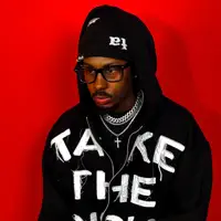 undefined dinle, müzik videolarını izle, biyografisini oku, tur tarihlerini ve daha fazlasını gör!