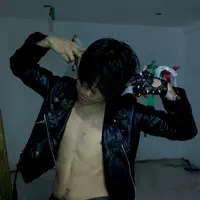 聆聽 undefined、觀看音樂影片、閱讀小傳、查看巡演日期等！