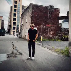 Ouça Sunburn, assista a videoclipes, leia a biografia, veja as datas das turnês e mais!