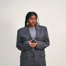 聆聽 RAPHA、觀看音樂影片、閱讀小傳、查看巡演日期等！