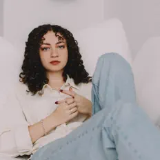 Poslechněte si interpreta Avery Raquel, sledujte hudební videa, přečtěte si životopis, podívejte se na data turné a další informace.