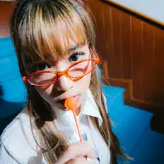 IIVY Bを聴いたり、ミュージックビデオを鑑賞したり、経歴やツアー日程などを確認したりしましょう！