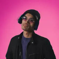 Poslechněte si interpreta undefined, sledujte hudební videa, přečtěte si životopis, podívejte se na data turné a další informace.