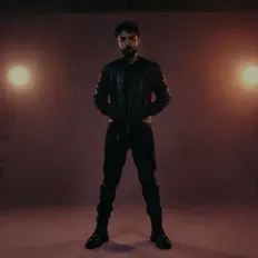 聆聽 Estimera、觀看音樂影片、閱讀小傳、查看巡演日期等！