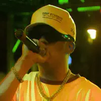 聆聽 undefined、觀看音樂影片、閱讀小傳、查看巡演日期等！