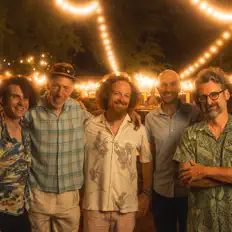 Slowey and the Boatsを聴いたり、ミュージックビデオを鑑賞したり、経歴やツアー日程などを確認したりしましょう！