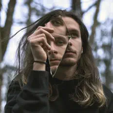 Euskoroを聴いたり、ミュージックビデオを鑑賞したり、経歴やツアー日程などを確認したりしましょう！