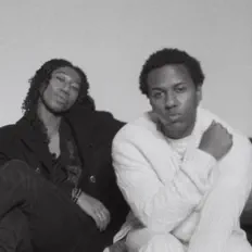 聆聽 Sadder Days、觀看音樂影片、閱讀小傳、查看巡演日期等！