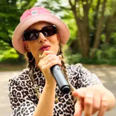 Josephine Peppinkを聴いたり、ミュージックビデオを鑑賞したり、経歴やツアー日程などを確認したりしましょう！