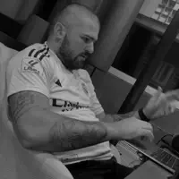 undefinedを聴いたり、ミュージックビデオを鑑賞したり、経歴やツアー日程などを確認したりしましょう！