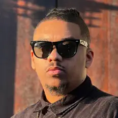 Ascolta Keagan Holland, guarda video musicali, leggi la biografia, vedi le date del tour & altro!