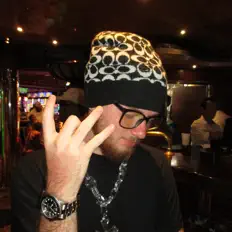 Ακούστε περιεχόμενο από Durgski, παρακολουθήστε μουσικά βίντεο, διαβάστε το βιογραφικό, δείτε ημερομηνίες περιοδείας, και πολλά ακόμη!