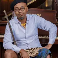 Luister naar undefined, bekijk muziekvideo's, lees de bio, bekijk de tourdata, en meer!