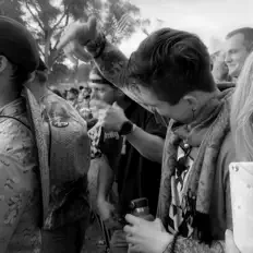 Hör dir Uppers an, schau dir Musikvideos an, lies die Biografie, finde Tourdaten und mehr!