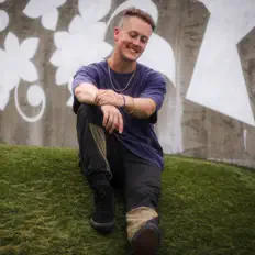 Posłuchaj wykonawcy bantr, obejrzyj teledyski, przeczytaj biografię, zobacz daty tras koncertowych i nie tylko!