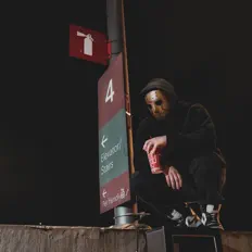 Hör dir Emcee Hoodie an, schau dir Musikvideos an, lies die Biografie, finde Tourdaten und mehr!